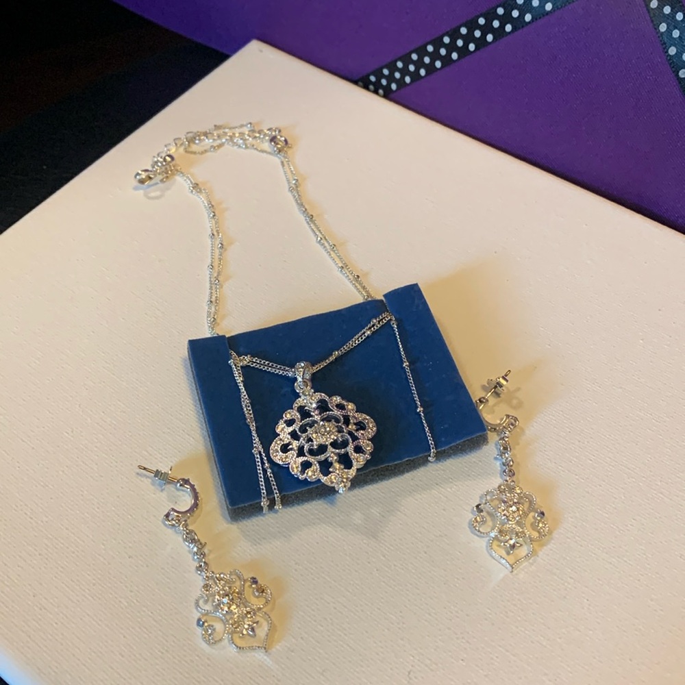 Avon Silvertone Vintage Earrings & Pendant Necklace Set - Picture 4 of 5